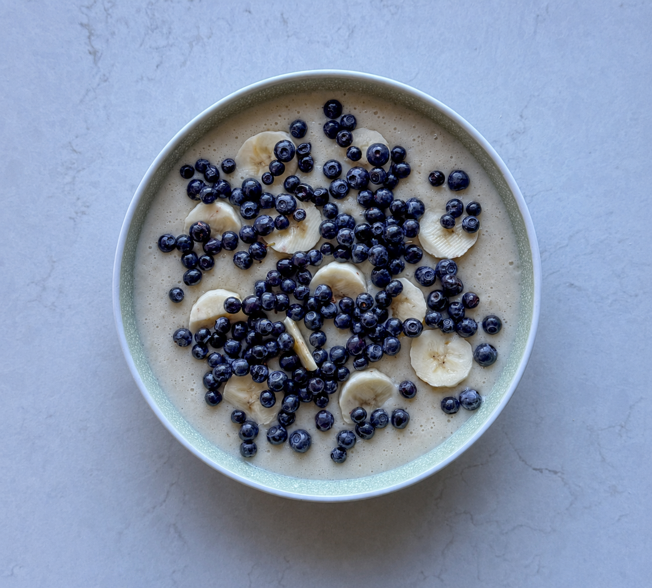 Proteingröt med smak av jordgubb toppad med blåbär & banan
